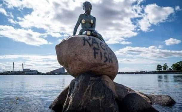 „Rasszista hal” grafitit fújtak ismeretlenek a koppenhágai kis hableány szobrára 