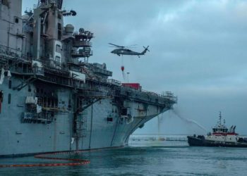 Eloltották az amerikai hadihajón ﻿környezeti katasztrófával fenyegető tüzet