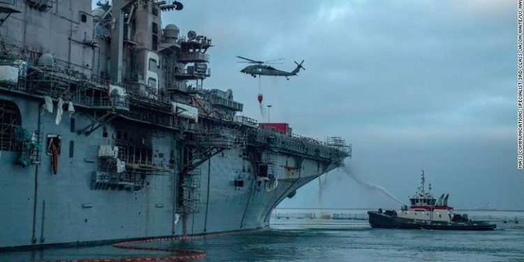 Eloltották az amerikai hadihajón környezeti katasztrófával fenyegető tüzet