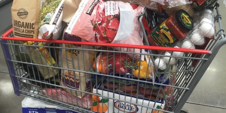 Fizetés nélkül tolták ki a telepakolt bevásárlókocsit