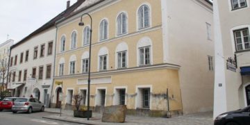 Maradhat a Hitler-ház előtt az emlékkő