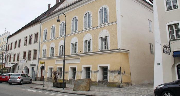 Maradhat a Hitler-ház előtt az emlékkő