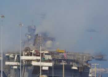 A San Diegóban kigyulladt amerikai hadihajó ﻿környezeti katasztrófával fenyeget (videó)