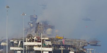 A San Diegóban kigyulladt amerikai hadihajó ﻿környezeti katasztrófával fenyeget (videó)