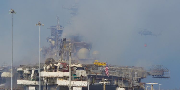 A San Diegóban kigyulladt amerikai hadihajó ﻿környezeti katasztrófával fenyeget (videó)