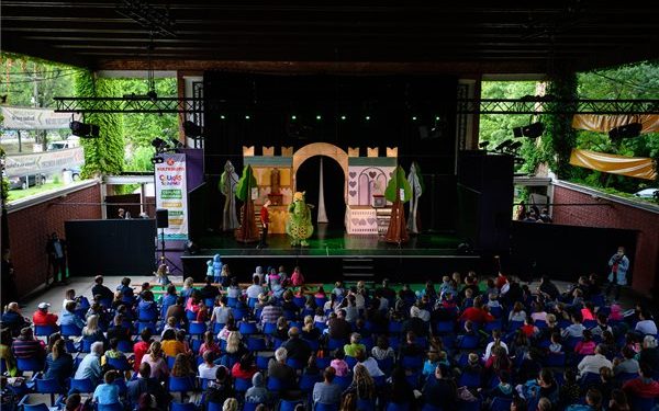 Balatonszárszón kapott szobrot Csukás István