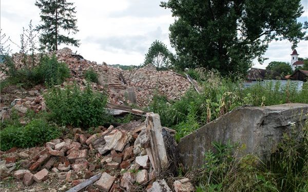 A Bay-kastély összeomlott Ördögkúton