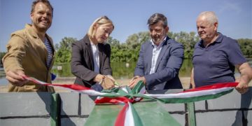 Mártélyon újrahasznosított műanyagból készült ladikot bocsátottak vízre