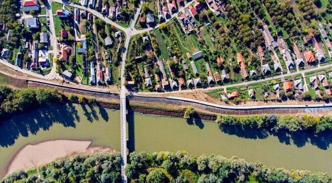 A Felső-Tiszán jeladókkal felszerelt PET palackokat indítottak útjukra