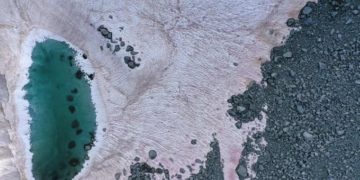 Rózsaszín hó az Olasz-Alpokban