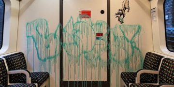 Maszkviselésre buzdít Banksy a londoni metrón (videó)