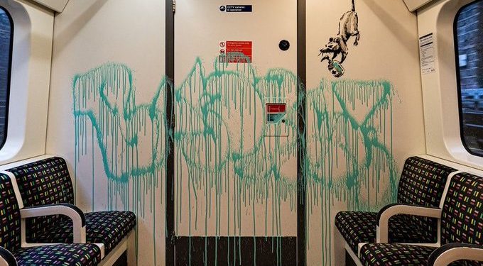 Maszkviselésre buzdít Banksy a londoni metrón (videó)