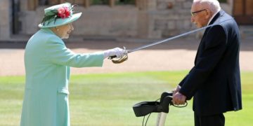 II. Erzsébet királynő – A brit egészségügynek tízmilliókat gyűjtő százéves katonát  ütötte lovaggá