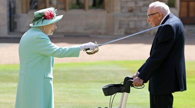 II. Erzsébet királynő – A brit egészségügynek tízmilliókat gyűjtő százéves katonát  ütötte lovaggá