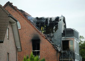 Lakóépületre zuhant egy kisebb repülőgép Németországban