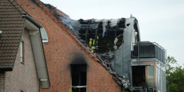 Lakóépületre zuhant egy kisebb repülőgép Németországban