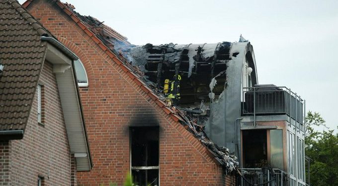 Lakóépületre zuhant egy kisebb repülőgép Németországban