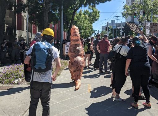 Seattle – Könnygázzal oszlattak fel egy erőszakba torkolló tüntetést (videó)