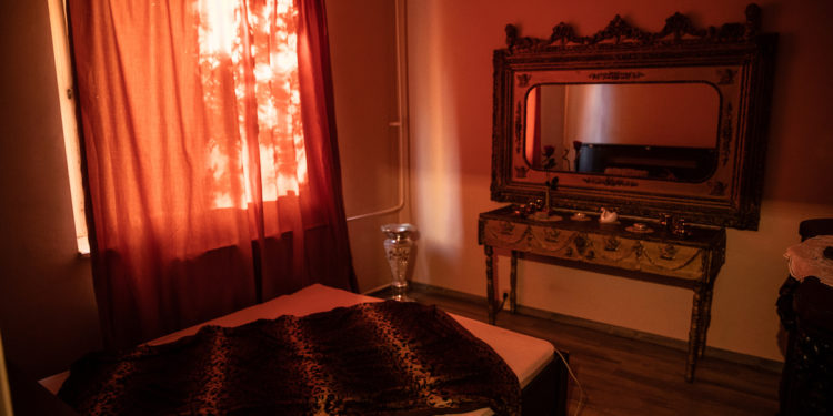 19 évesen vették meg, évekig futatták, kizsákmányolták, megalázták (videó)