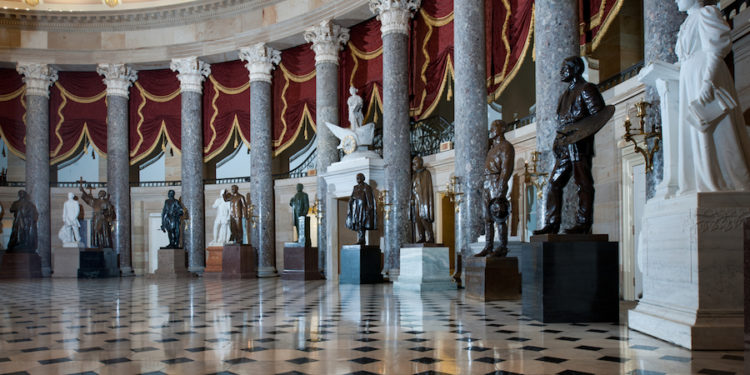 Az amerikai kongresszus díszcsarnokából viszik a sértő szobrokat