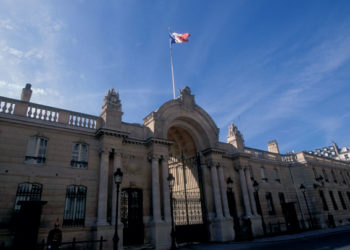 A francia kormány lemondott