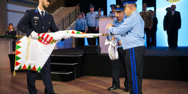 30 év után kapott csapat zászlót a repülőtéri rendőrség