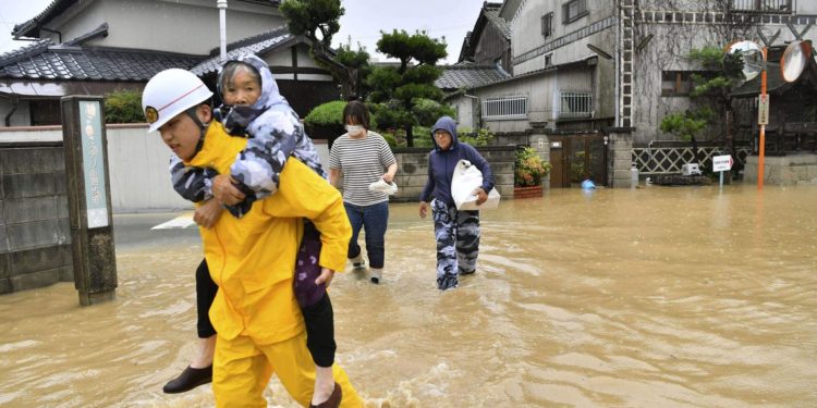 A felhőszakadások miatt t﻿öbb mint egymillió embert evakuálnak Japánban