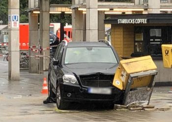 Berlin – Autós hajtott gyalogosok közé