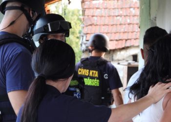 Gyermekprostitúció, szexuális erőszak és emberkereskedelem gyanújával három férfit és egy nőt tartóztattak le (videó)