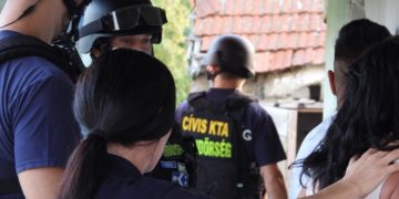Gyermekprostitúció, szexuális erőszak és emberkereskedelem gyanújával három férfit és egy nőt tartóztattak le (videó)