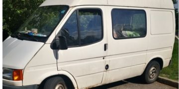 Autóban hagyta a kutyáját – a budapesti rendőrök állatkínzással gyanúsítják