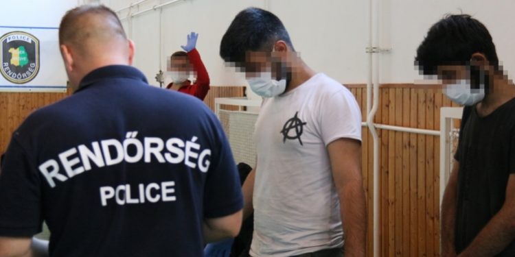 Két magyar állampolgár csempészett illegális bevándorlókat