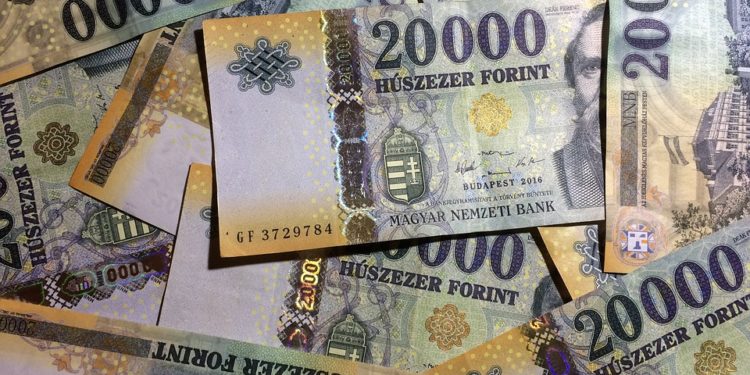 Több százezer embernek segít a munkahelyvédelmi bértámogatás