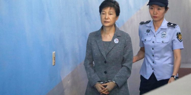 A volt  dél-koreai  elnök büntetését húsz évre csökkentette a bíróság