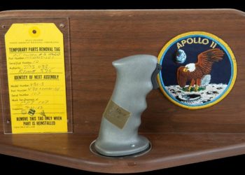 Több mint 113 millió forintért kelt el Neil Armstrong joystickje