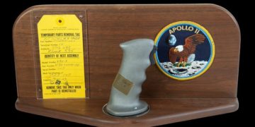 Több mint 113 millió forintért kelt el Neil Armstrong joystickje
