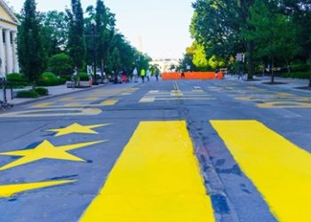 New York-i polgármester részt vett a BLM-felirat mázolásában, amelyet Trump lakása elé festettek