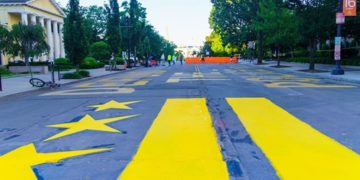 New York-i polgármester részt vett a BLM-felirat mázolásában, amelyet Trump lakása elé festettek