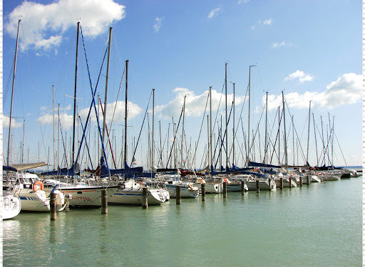 Balatonon horgonyzó vitorlásokból lopott nagy értékű hajózási felszerelést -nyomozás lezárult (videó)