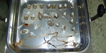 Egy tálca arannyal távoztak a nagykanizsai ékszerboltból