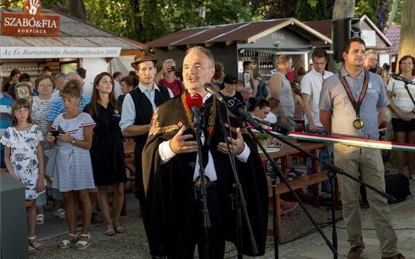 Megnyitották a balatonfüredi borhetek
