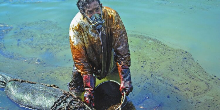 Mauritiuson megállították az olaj szivárgását, mégis környezeti katsztrófa fenyegeti a szigetet