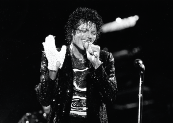 112 ezer dollárért kelt el egy árverésen Michael Jackson fehér flitteres kesztyűje