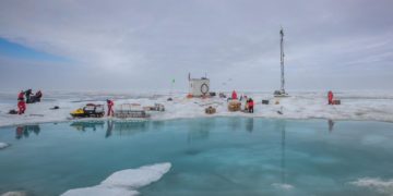 Hatalmas robajjal darabokra tört az észak-sarkvidéki jégtábla amelyen felállították a világ legjelentősebb sarkkutató expedíciójának táborát