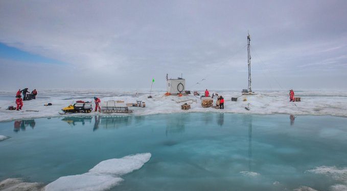 Hatalmas robajjal darabokra tört az észak-sarkvidéki jégtábla amelyen felállították a világ legjelentősebb sarkkutató expedíciójának táborát