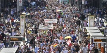 Berlinben feloszlatta a rendőrség a korlátozások elleni tüntetést