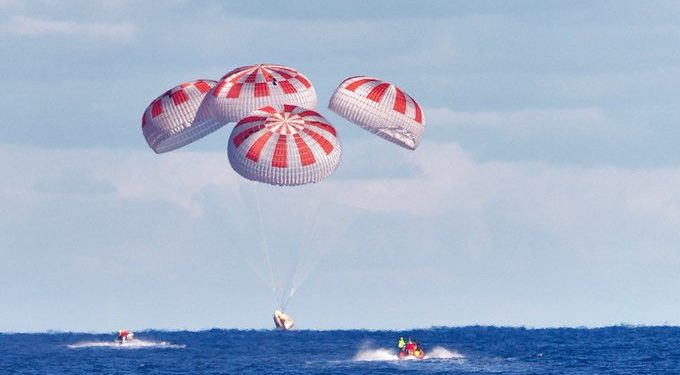 Leszállt a Crew Dragon a Mexikói-öbölben (videó)