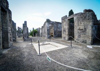 Egy turista Pompeji egyik épületének tetejére mászott fel