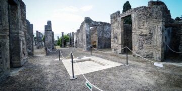 Egy turista Pompeji egyik épületének tetejére mászott fel