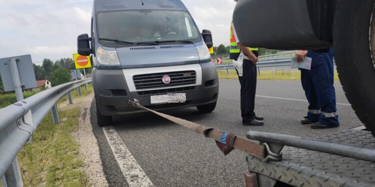 Horrorkaravánt kapcsoltak le a rendőrök (videó)